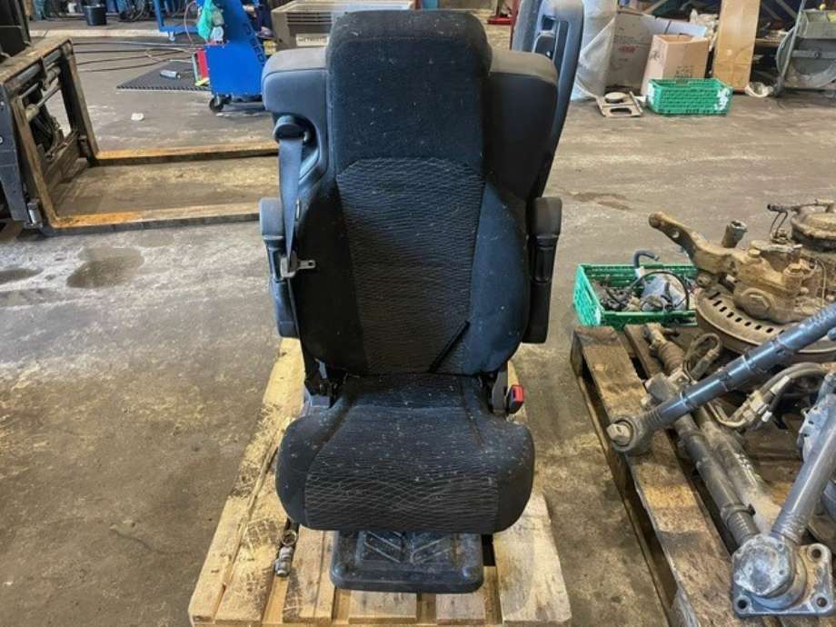 Sete foran høyre til Lastebil Mercedes Actros 4 2011-2018  