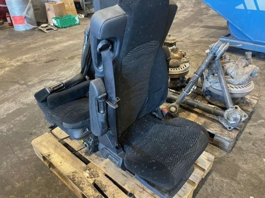Sete foran høyre til Lastebil Mercedes Actros 4 2011-2018  