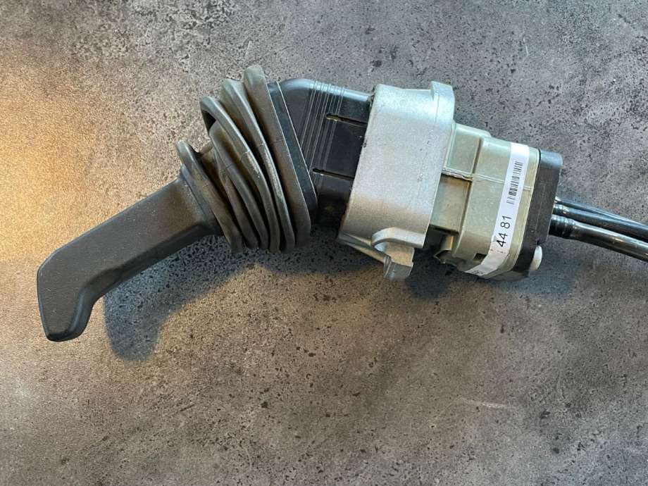 Håndbrekk til Lastebil Mercedes Actros 4 2011-2018  (MERCEDES-BENZ|A0044304481|)