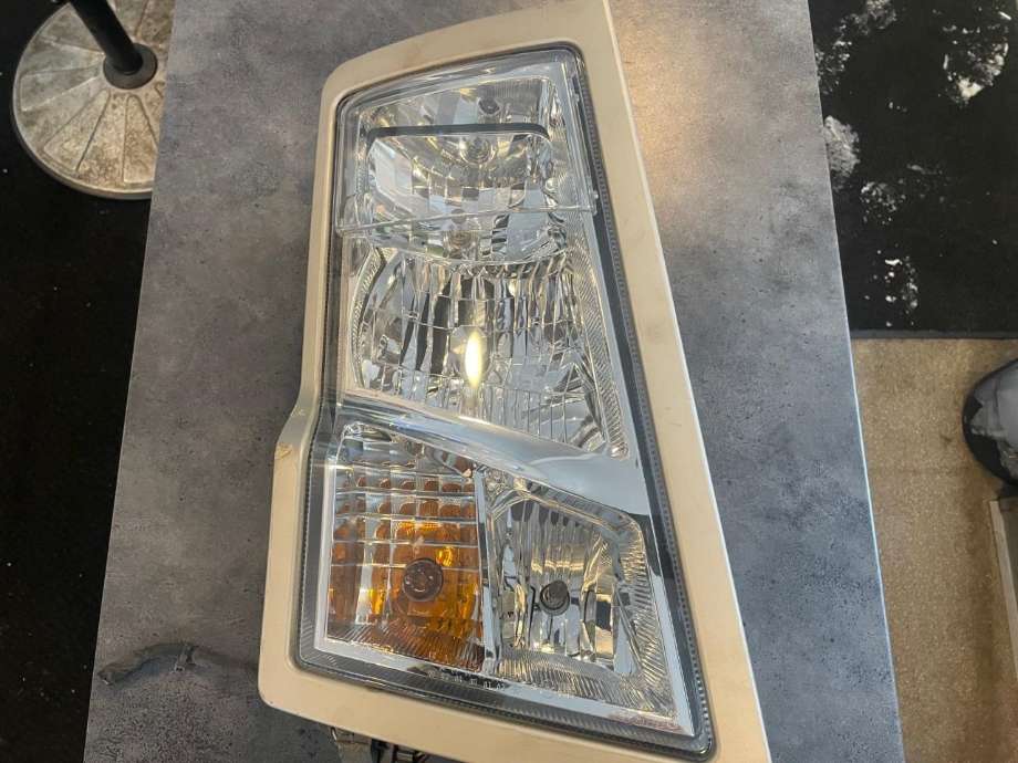 Frontlykt høyre halogen til Lastebil Volvo FM, 2009-2013 (Versjon 3) (Versjon 3) (VOLVO|21094520)