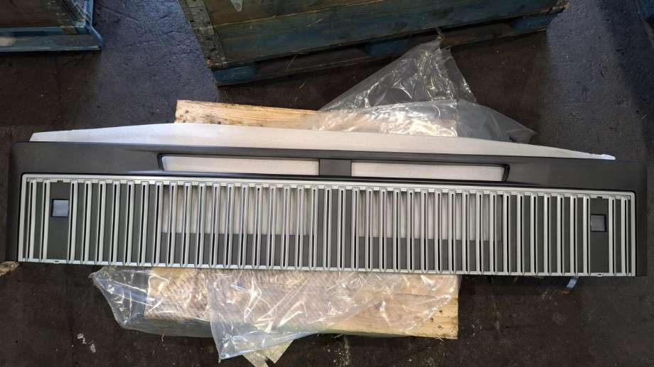 Grill midt til Lastebil Volvo FH, 2021-->> (Versjon 5) (Versjon 5) (23832900)