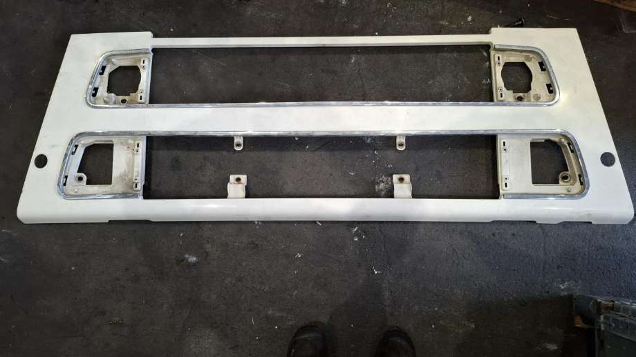 Grill midt til Lastebil Volvo FH, 2002-2008 (Versjon 2) (Versjon 2) (20516774|20516775)