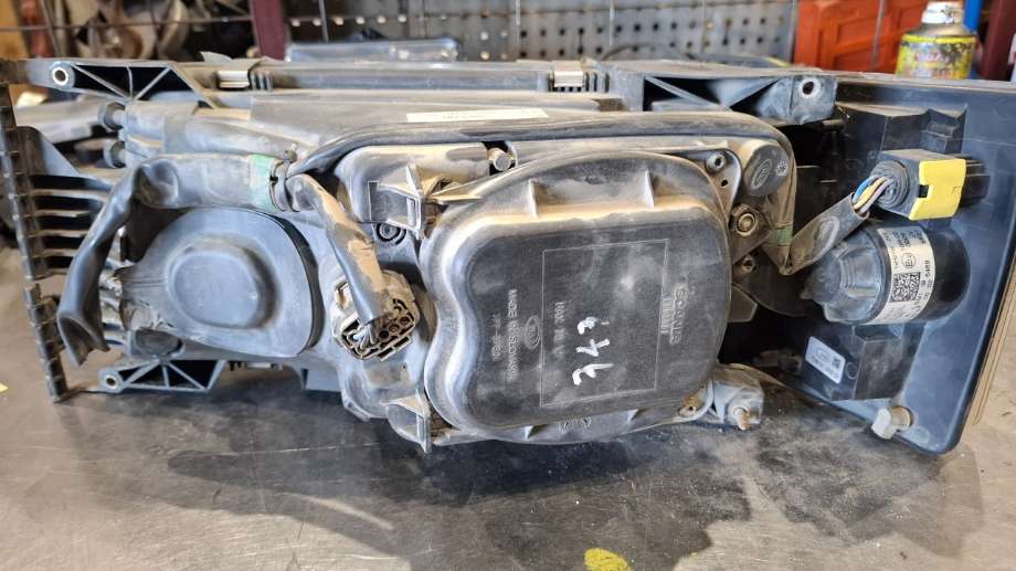 Frontlykt høyre halogen til Lastebil Scania PGRT-Serie R 2003-2015  (2241831|2416139|)