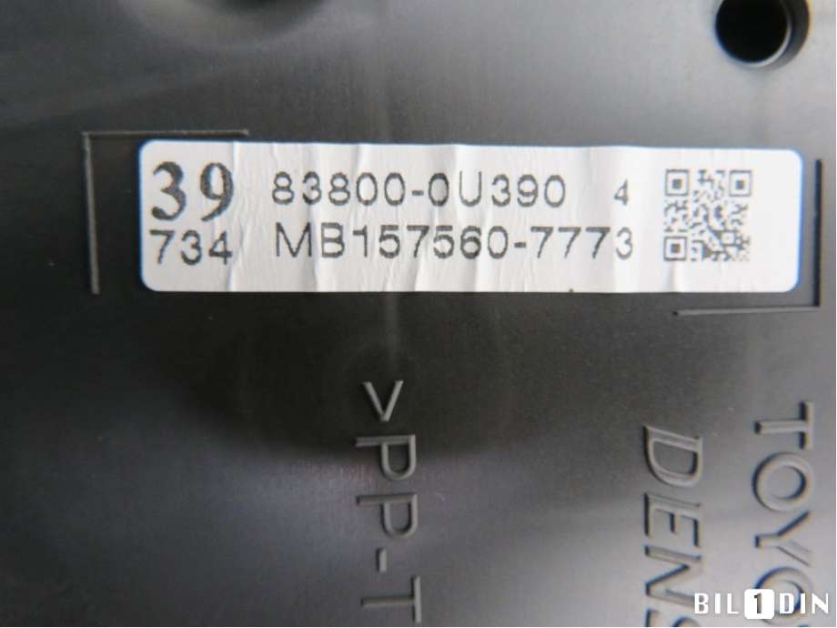 Instrumentpanel til Toyota Yaris 2012-2014 (Type III, Fase 1)  (TOYOTA|838000U390|MB1575607773|)