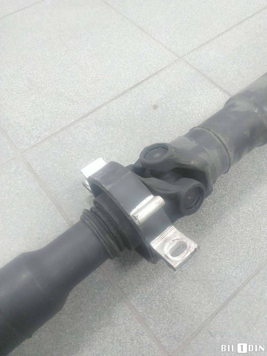 Mellomaksel til BMW 7-Serie 2009-2015 (F01/F02/F03/F04) (F01/F02/F03/F04) (BMW|26107614658|)