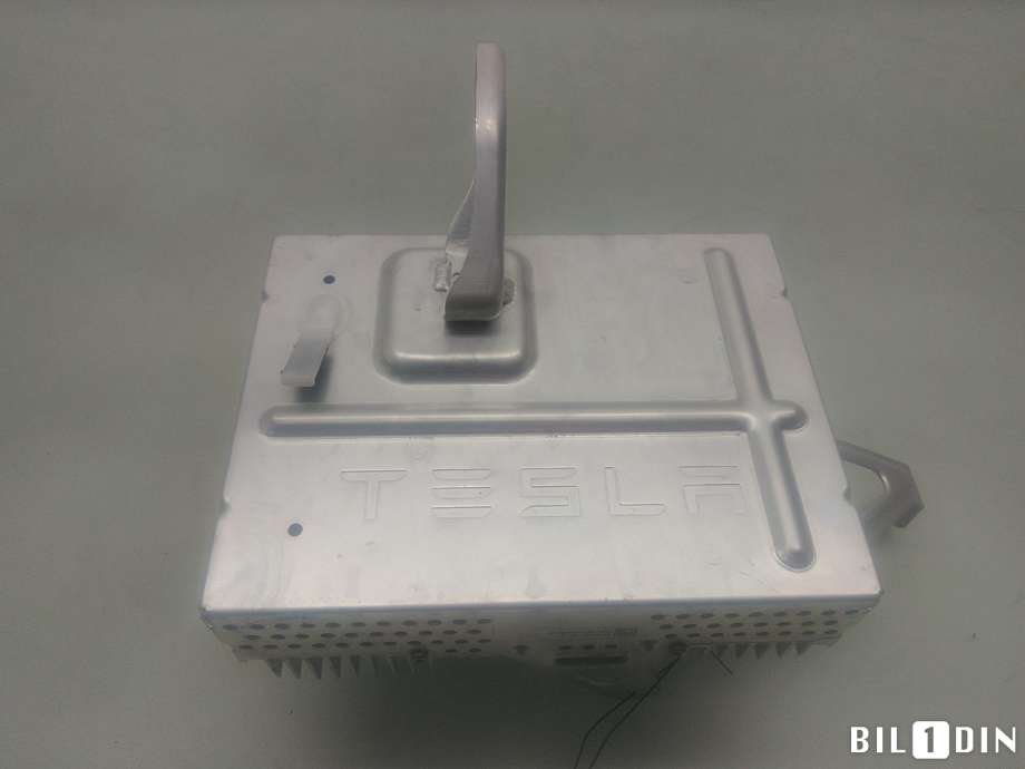 Bilstereo forsterker til Tesla Model 3 2018-2023 (Fase 1) (TESLA|107974800F|SQNT20311203D7S0|107974800E)