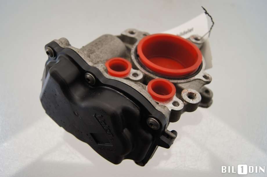Spjeldhus til VW Passat 2015-2019 (Fase 1) (B8) (B8) (VOLKSWAGEN|04L128063AA|)