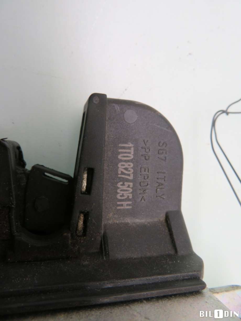 Baklukelås til VW Touran 2010-2015 (Type I, Fase 3)  (VOLKSWAGEN|1T0827505H|)