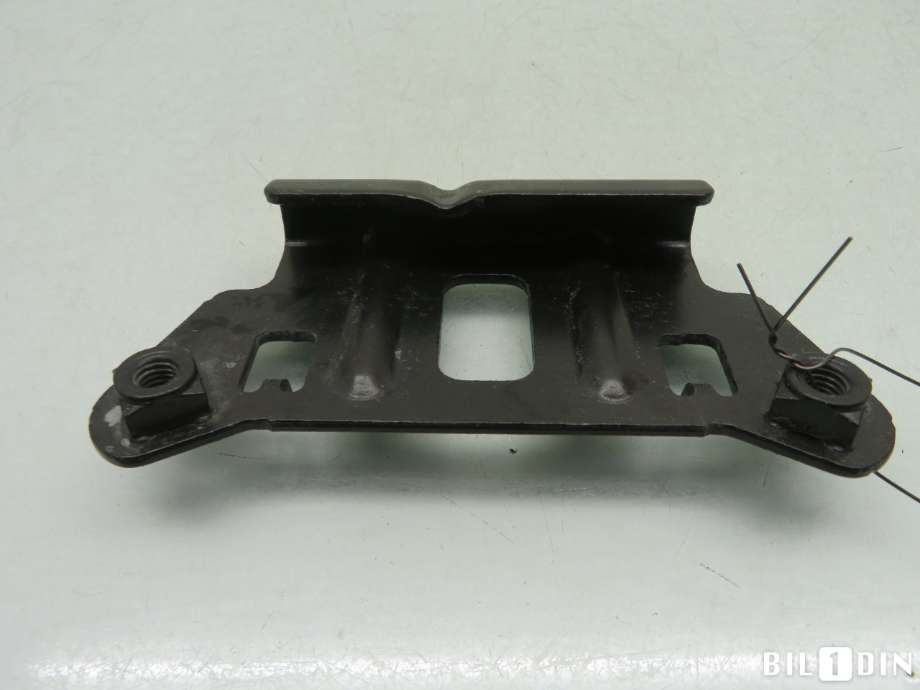 Batterikasse/feste til VW Passat 2015-2019 (Fase 1) (B8) (B8) (VOLKSWAGEN|3G0907717|)