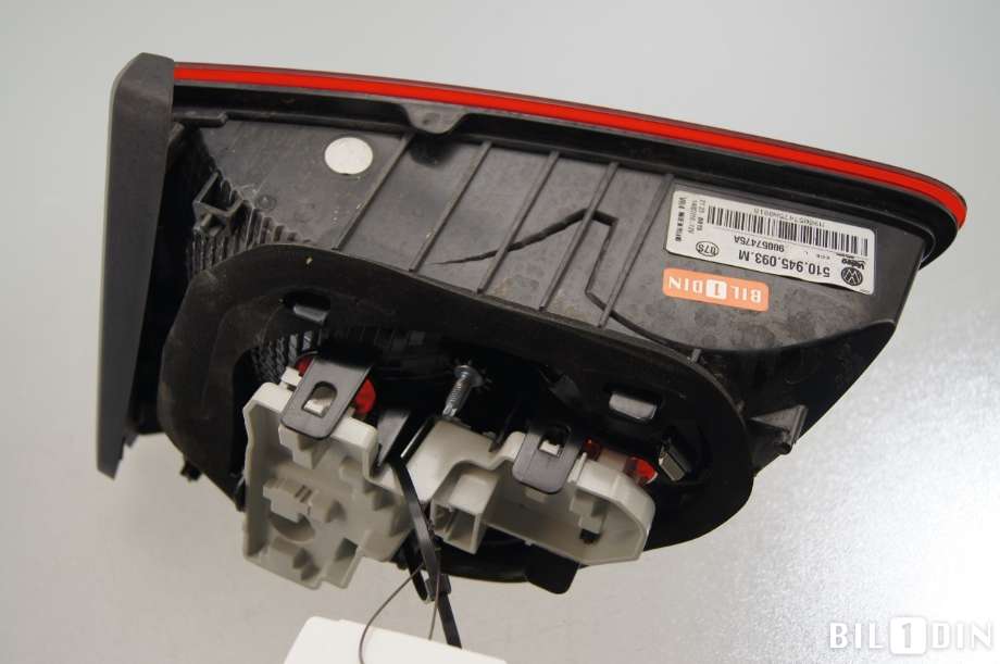 Baklykt venstre indre til VW Golf Sportsvan 2014-2018 (VOLKSWAGEN|510945093M|)