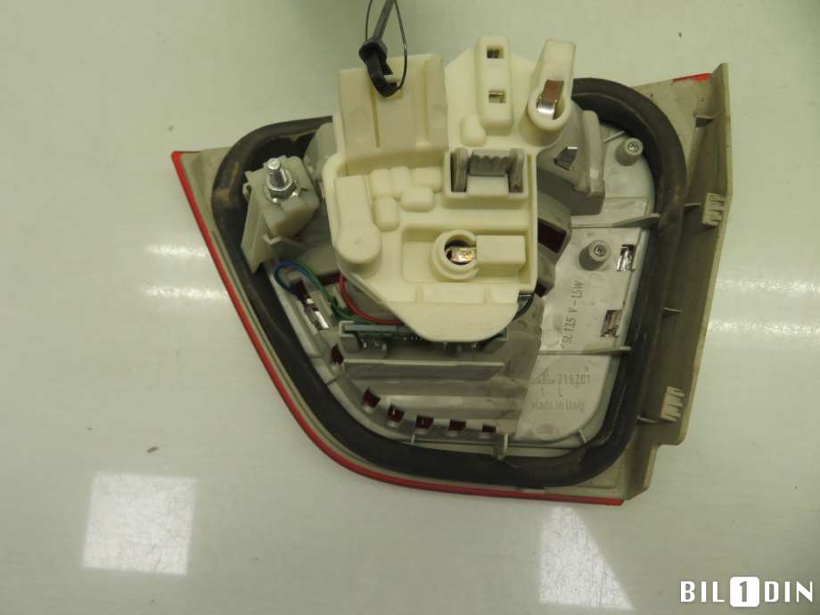 Baklykt venstre indre til BMW 3-Serie 2005-2011 (E90/E91/E92/E93) (E90/E91/E92/E93) (BMW|63217289433|)