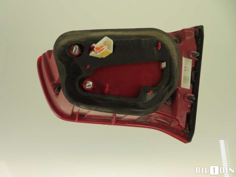 Baklykt venstre indre til Kia Sportage 2010-2016 (Type III)  (KIA|924053W610|)
