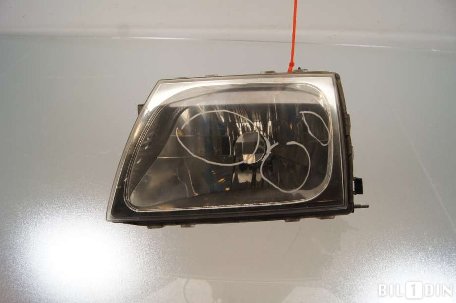 Frontlykt venstre halogen til Toyota Hilux 2002-2005 (TOYOTA|8117035320|)