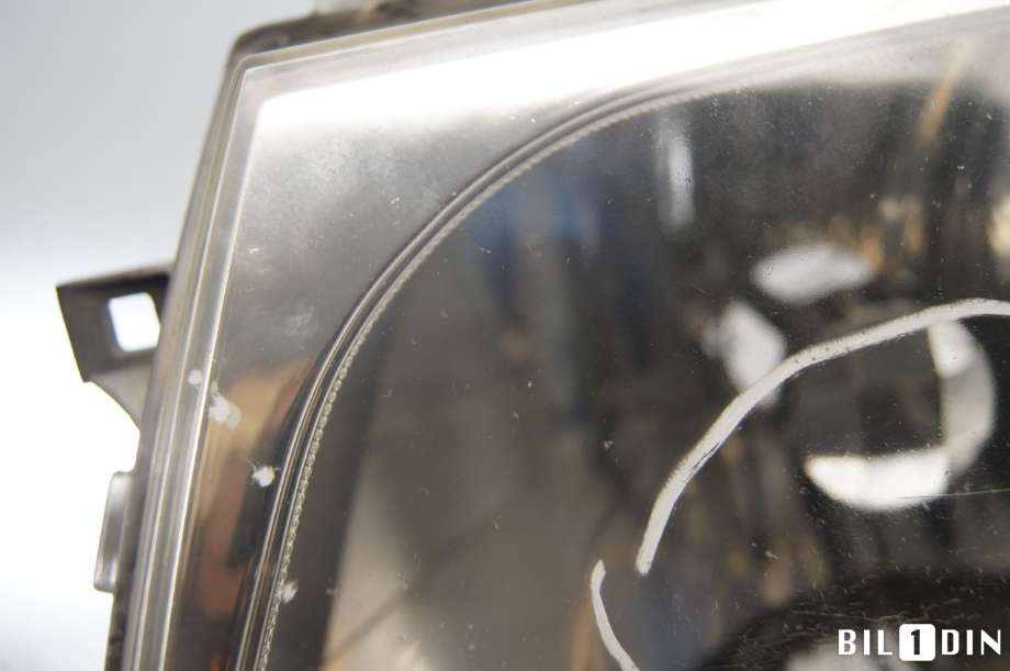 Frontlykt venstre halogen til Toyota Hilux 2002-2005 (TOYOTA|8117035320|)