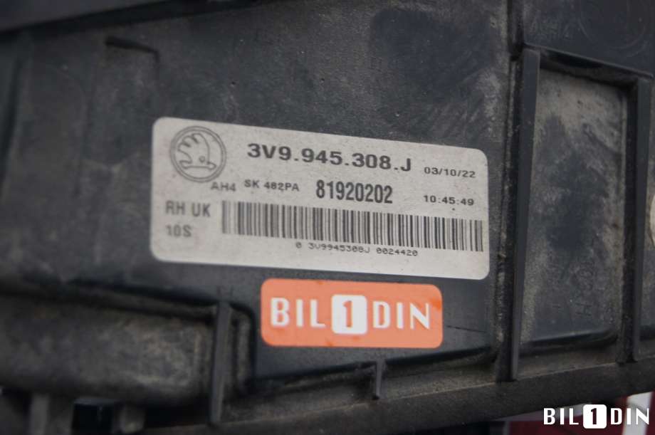 Baklykt høyre indre til Škoda Superb 2015-->> (Type III) (SKODA|3V9945308J|3V9945308H|)
