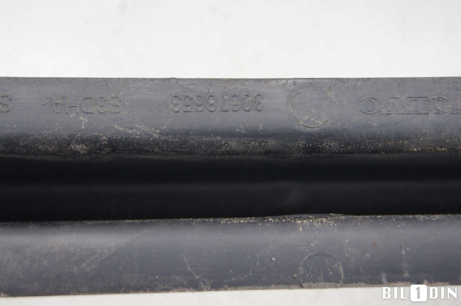 Støtfanger bak midtre del til Volvo V70 2007-2013 (Type III, Fase 1) (VOLVO|30678653|)