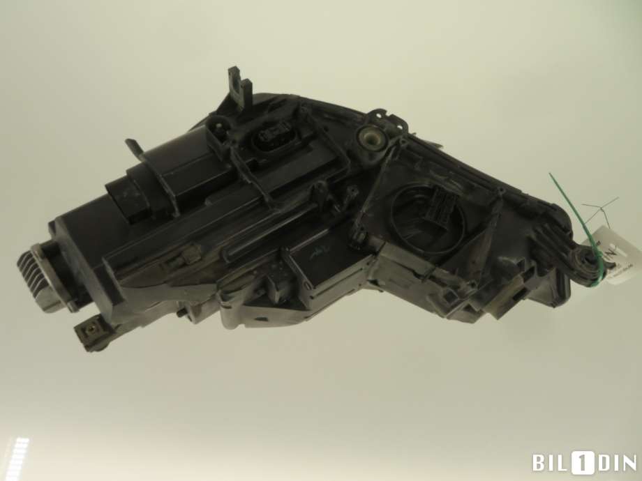 Frontlykt høyre halogen til Audi A4 2015-2019 (Type V, Fase 1) (B9) (B9) (AUDI|8W0941774|)