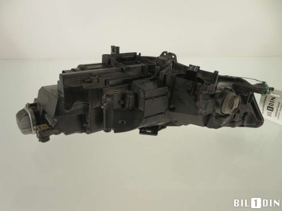 Frontlykt høyre halogen til Audi A4 2015-2019 (Type V, Fase 1) (B9) (B9) (AUDI|8W0941774|)