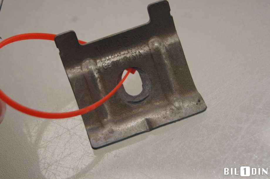 Batterikasse/feste til VW Tiguan 2011-2016 (Type I, Fase 2)  (VOLKSWAGEN|1J0803219|)