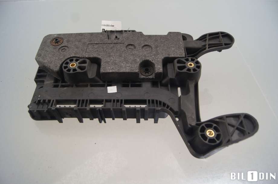 Batterikasse/feste til VW Tiguan 2011-2016 (Type I, Fase 2)  (VOLKSWAGEN|1K0915333H|)