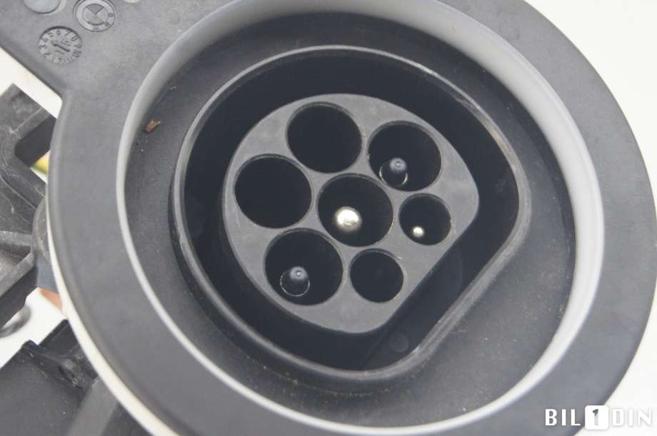 Batterilader inntak/luke til BMW i8 2014-->>  (BMW|61126828054|)