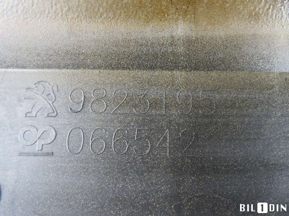 Støtfanger bak midtre del til Peugeot 208 2019-->> (Type II)  (PEUGEOT|16497974XY|)