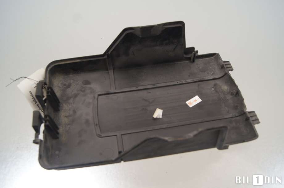 Batterikasse/feste til VW Passat 2011-2015 (B7) (B7) (VOLKSWAGEN|3C0915443A|)