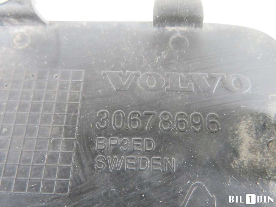Bagasjerom slepeøye/tauekrok til Volvo XC70 2008-2013 (Type II, Fase 1)  (VOLVO|30678696|)