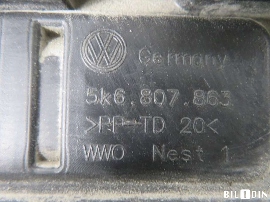 Støtfanger bak midtre del til VW Golf VI 2008-2012  (VOLKSWAGEN|5K6807863|)