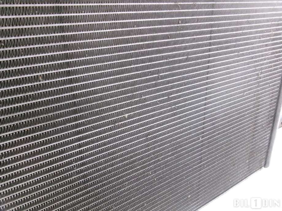 Radiator (manuell gir) til VW Touran 2007-2010 (Type I, Fase 2)  (VOLKSWAGEN|1K0121251AK|)