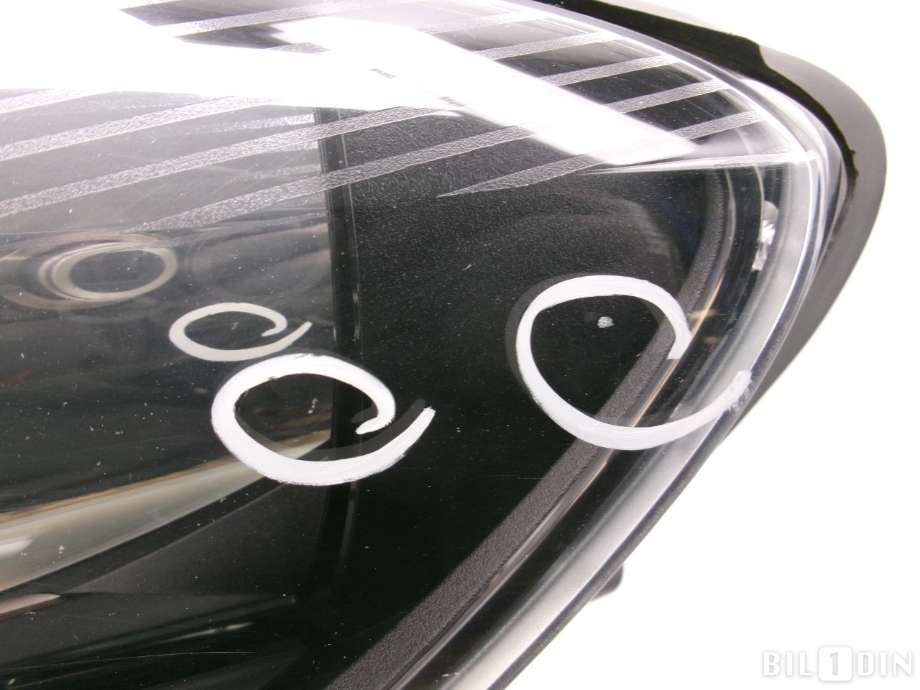 Frontlykt venstre halogen til VW Golf, Plus/Cross 2009-2013 (Fase 2)  (VOLKSWAGEN|5M1941753B||5M1941751B)