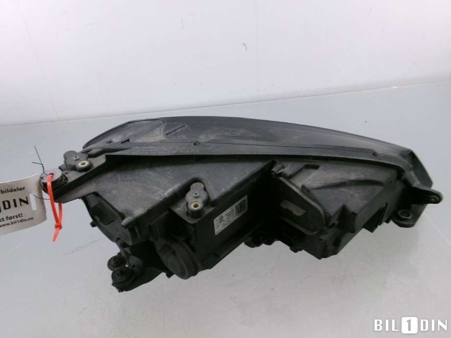 Frontlykt venstre halogen til VW e-Golf 2014-2017 (Fase 1)  (VOLKSWAGEN|5GE941773|)