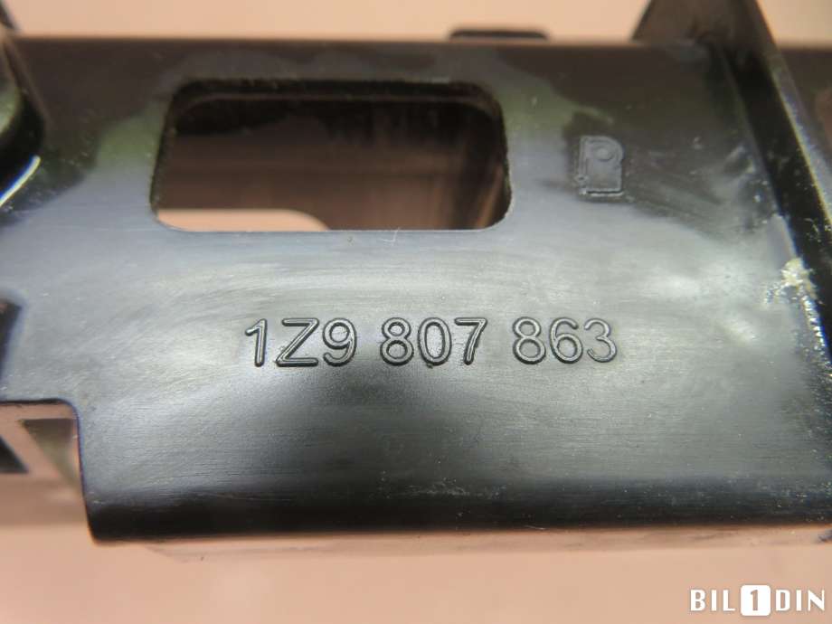 Støtfanger bak midtre del til Škoda Octavia 2009-2013 (Type II, Fase 2)  (SKODA|1Z9807863|)