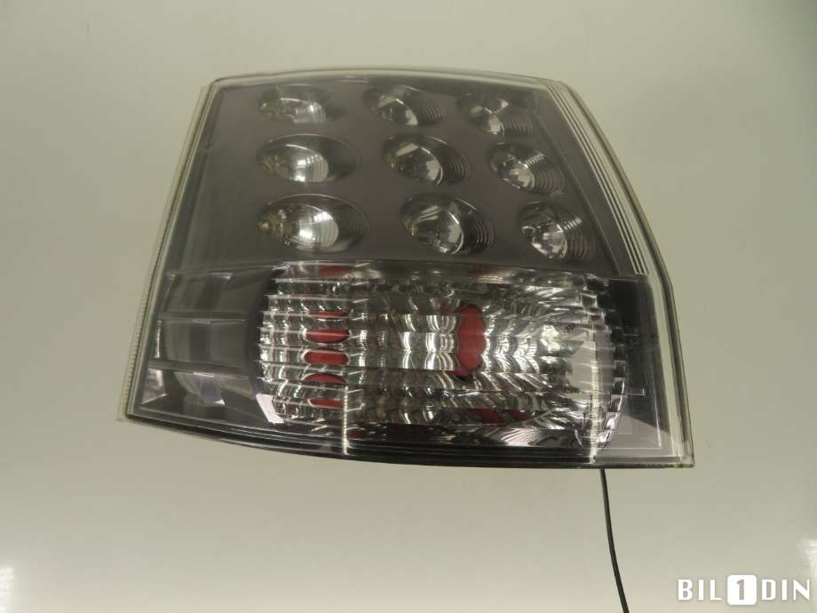 Baklykt venstre til Mitsubishi Outlander 2007-2010 (Type II, Fase 1) (MITSUBISHI|8330A379|)