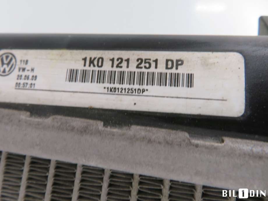 Radiator (manuell gir) til VW Touran 2007-2010 (Type I, Fase 2) (VOLKSWAGEN|1K0121251DP|)