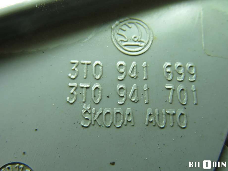 Tåkelykt venstre foran til Škoda Superb 2008-2015 (Type II) (SKODA|1Z0941699E|1Z0941701D|)