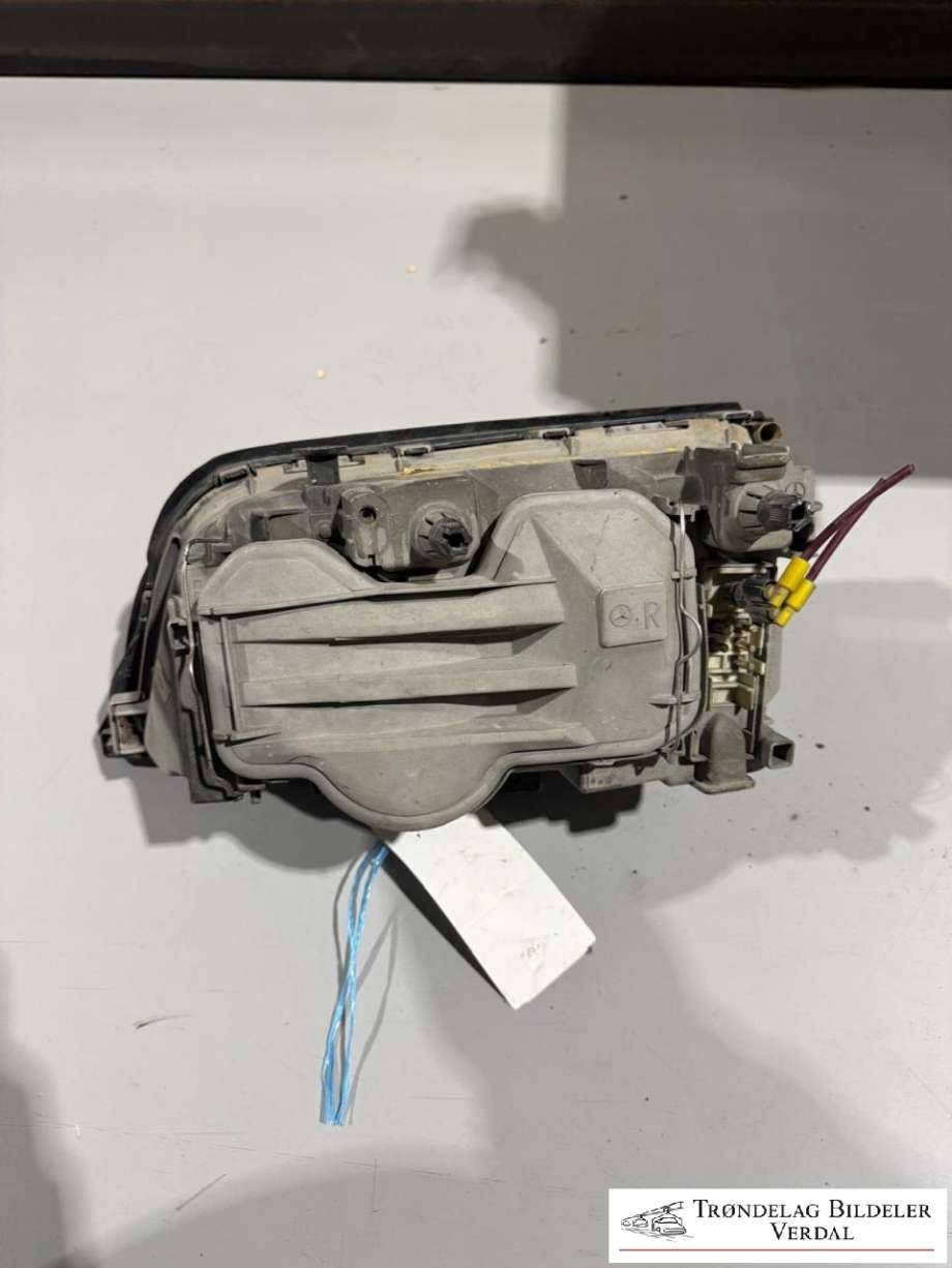 Frontlykt høyre halogen til Mercedes C-Klasse 1993-2000 (W202) (W202) (351518|)