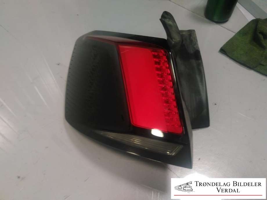 Baklykt venstre ytre til Peugeot 3008 2016-->> (Type II)  (9810477180|)