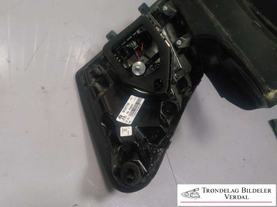 Baklykt venstre ytre til Peugeot 3008 2016-->> (Type II)  (9810477180|)