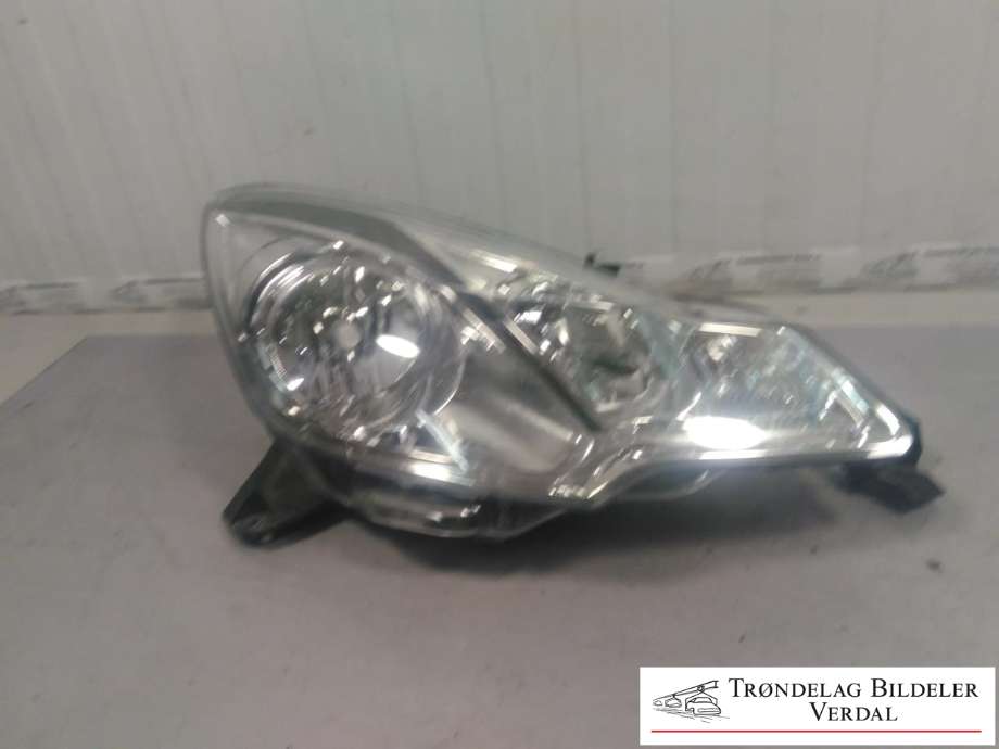 Frontlykt høyre halogen til Citroën DS3 2010-2019 (967703388000|)