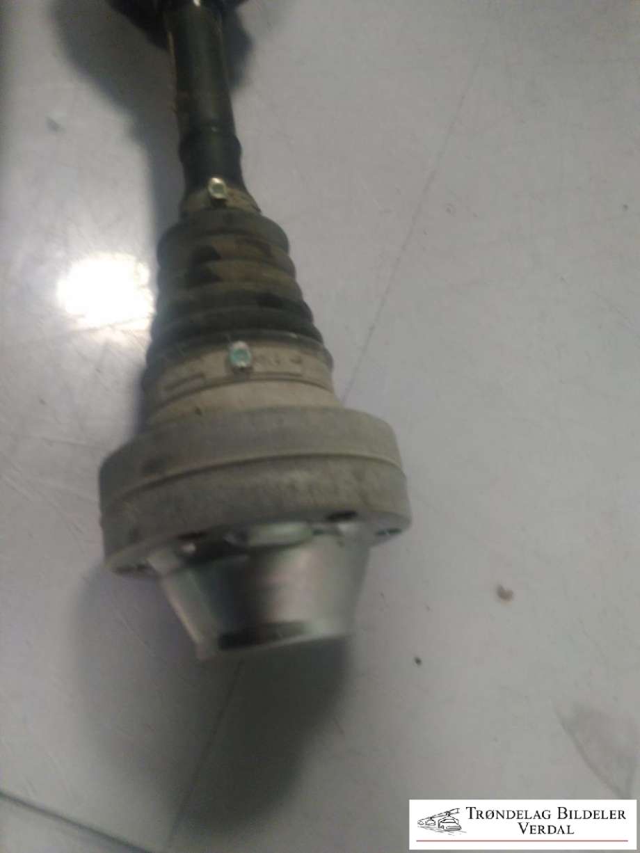 Drivaksel venstre foran, diesel/automat til VW Amarok 2010-2016 (Type I, Fase 1) (B130674|)