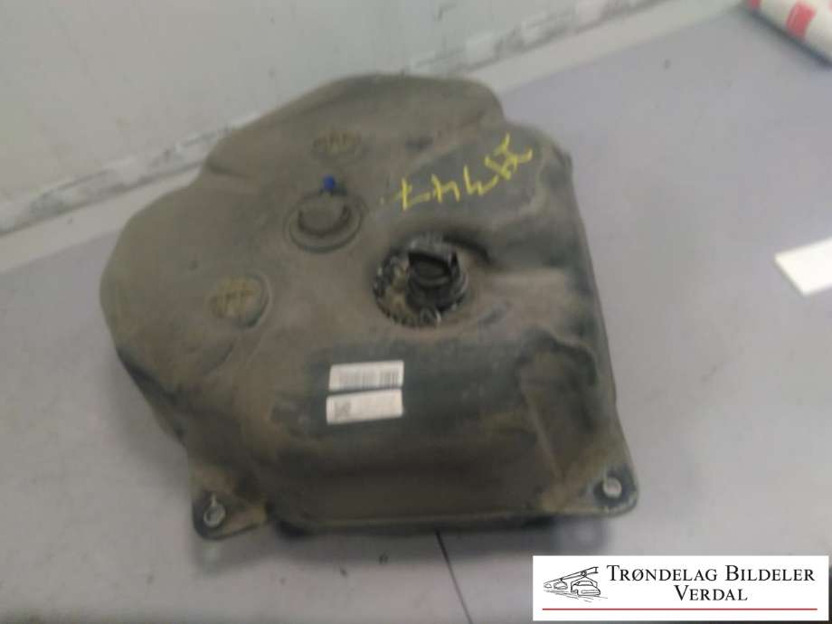 AdBlue tank til Mercedes E-Klasse, 2013-2016 (Fase 2) (W212) (W212) (A2124700200Z01)