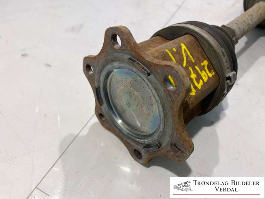 Drivaksel venstre foran, diesel/automat til VW Passat 2015-2019 (Fase 1) (B8) (B8) (|P/N)