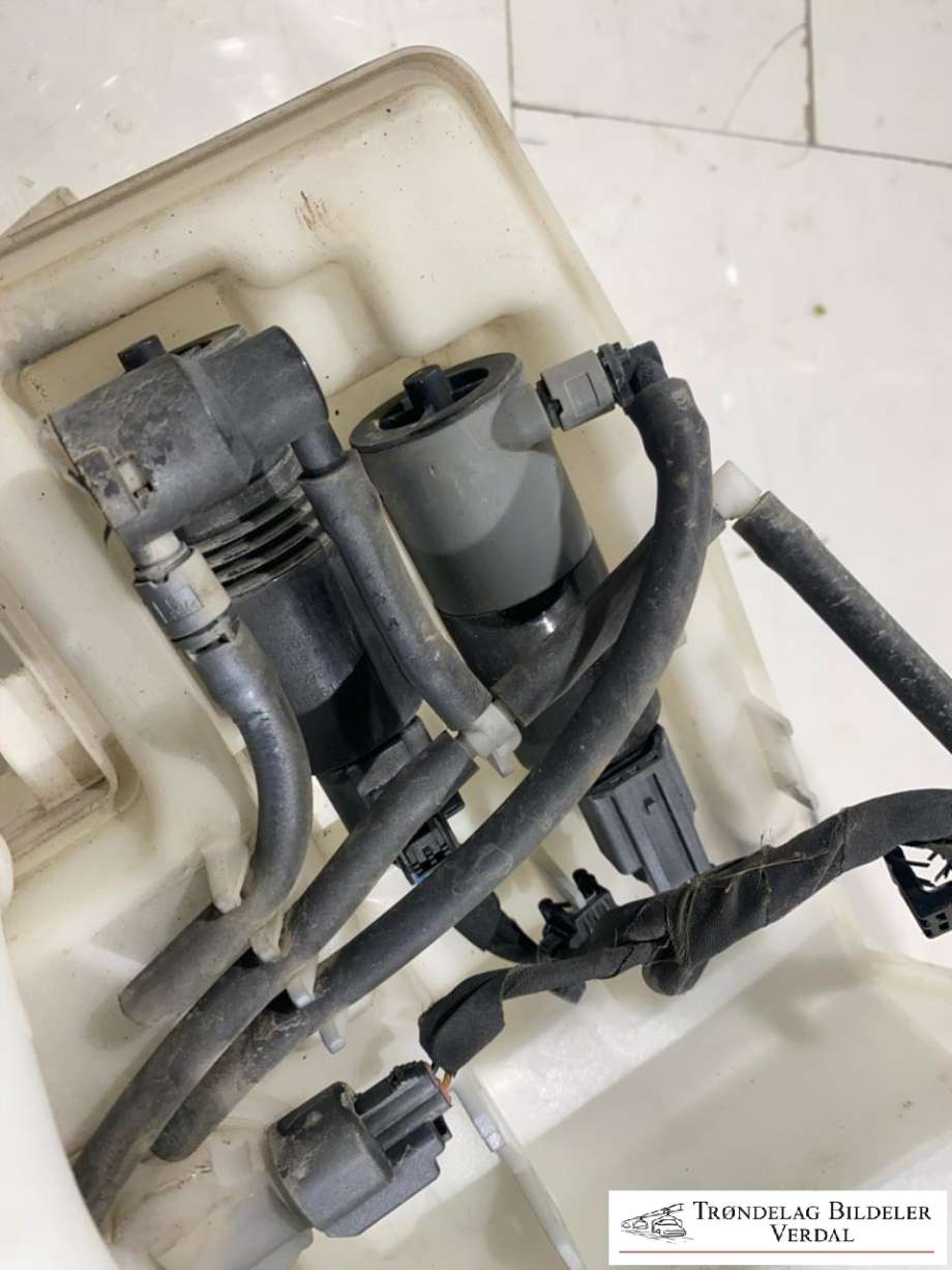 Spylertank til Volvo V90 / V90 CC / S90 2016-->>  (32237456|181101B|104961900)