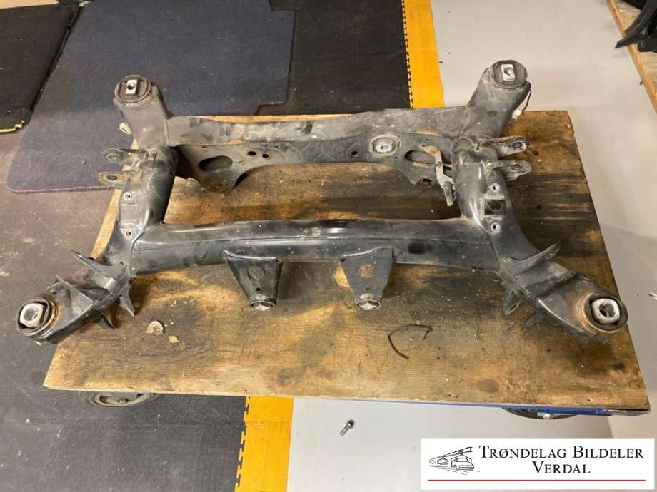 Travers bak til BMW 4-Serie 2013-2020 (F32/F33/F36) (F32/F33/F36) (6851656A08|)