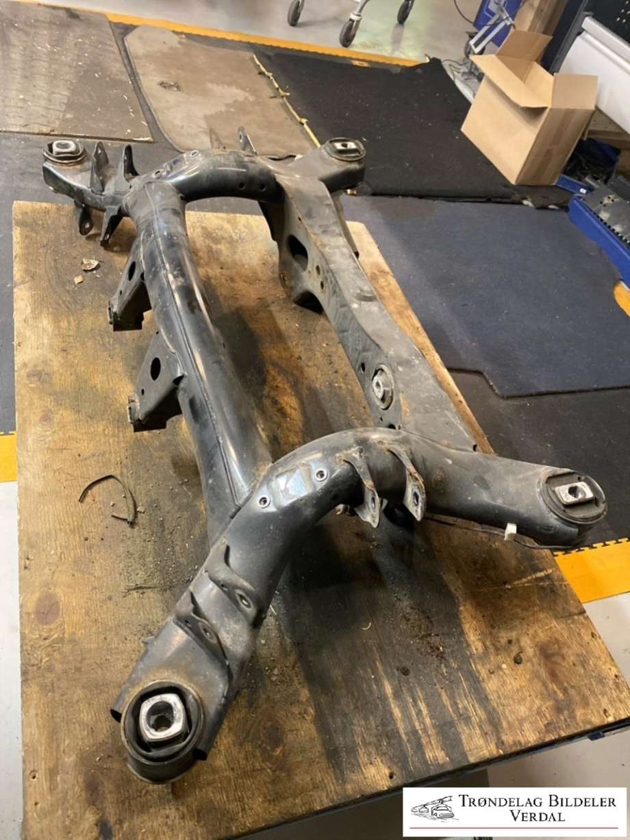 Travers bak til BMW 4-Serie 2013-2020 (F32/F33/F36) (F32/F33/F36) (6851656A08|)