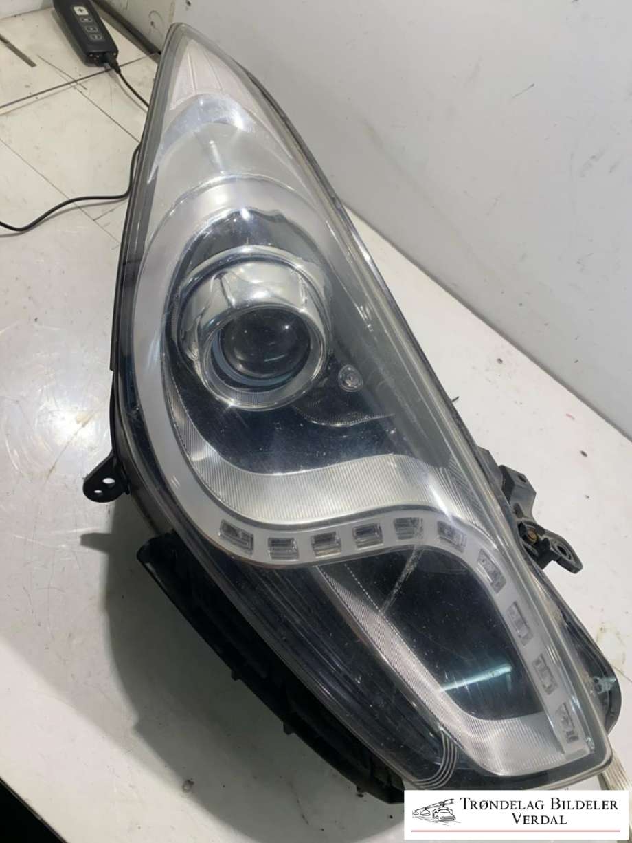 Frontlykt venstre halogen til Hyundai i40 2012-2017