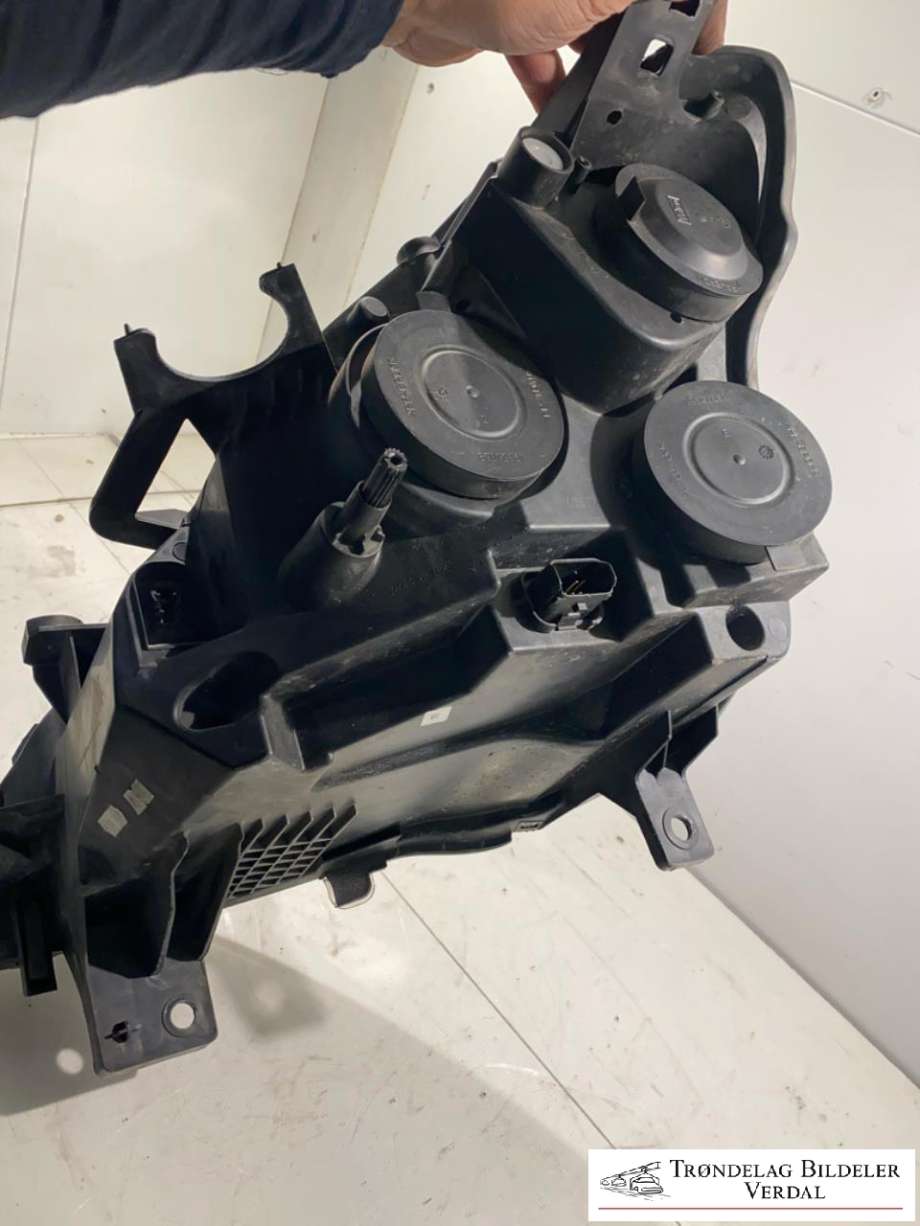 Frontlykt høyre halogen til Peugeot Partner 2015-2019 (Type II, Fase 2) (8931804133|9682828180|)