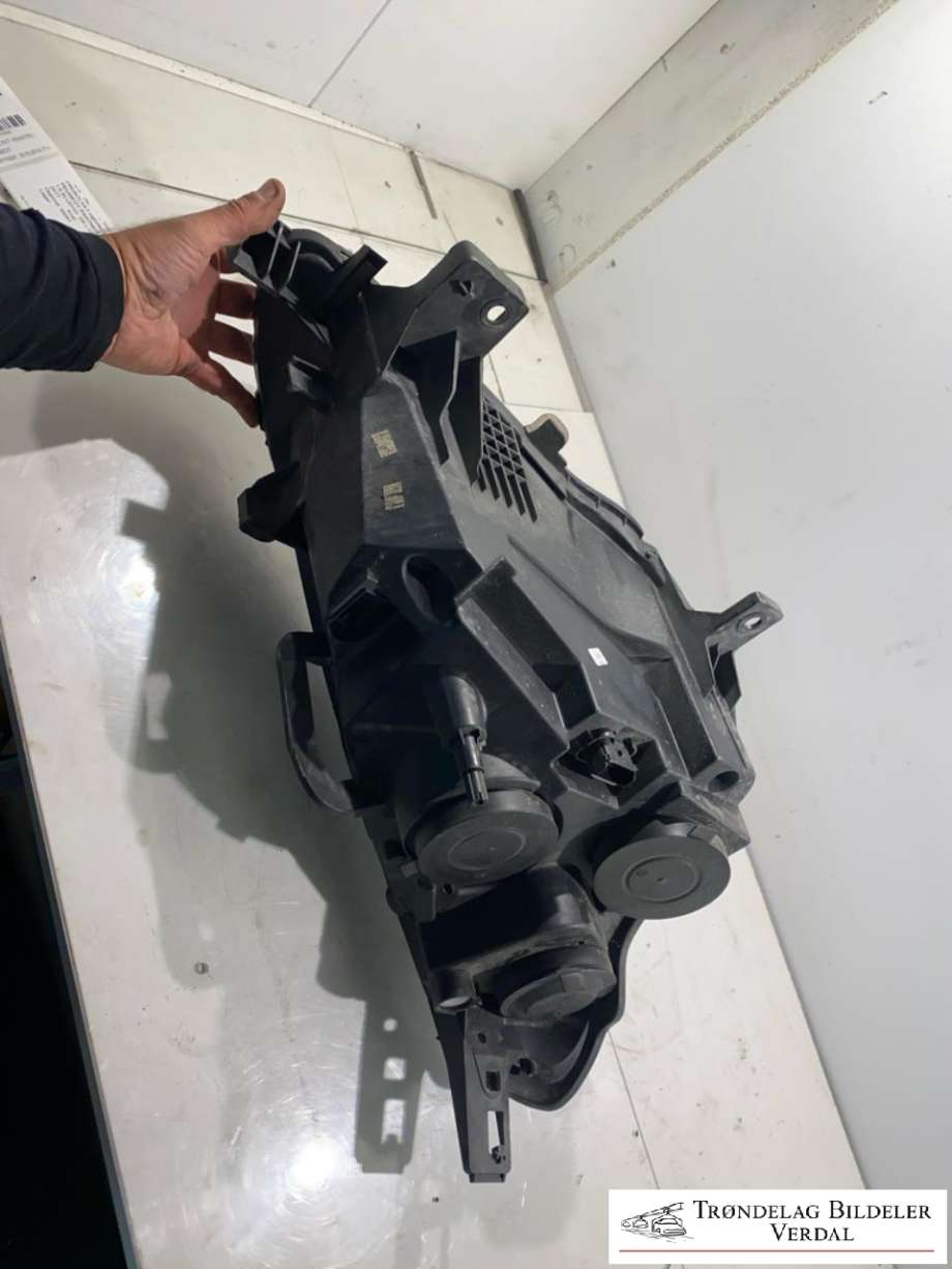 Frontlykt venstre halogen til Peugeot Partner 2015-2019 (Type II, Fase 2) (89318031|9682828280|)
