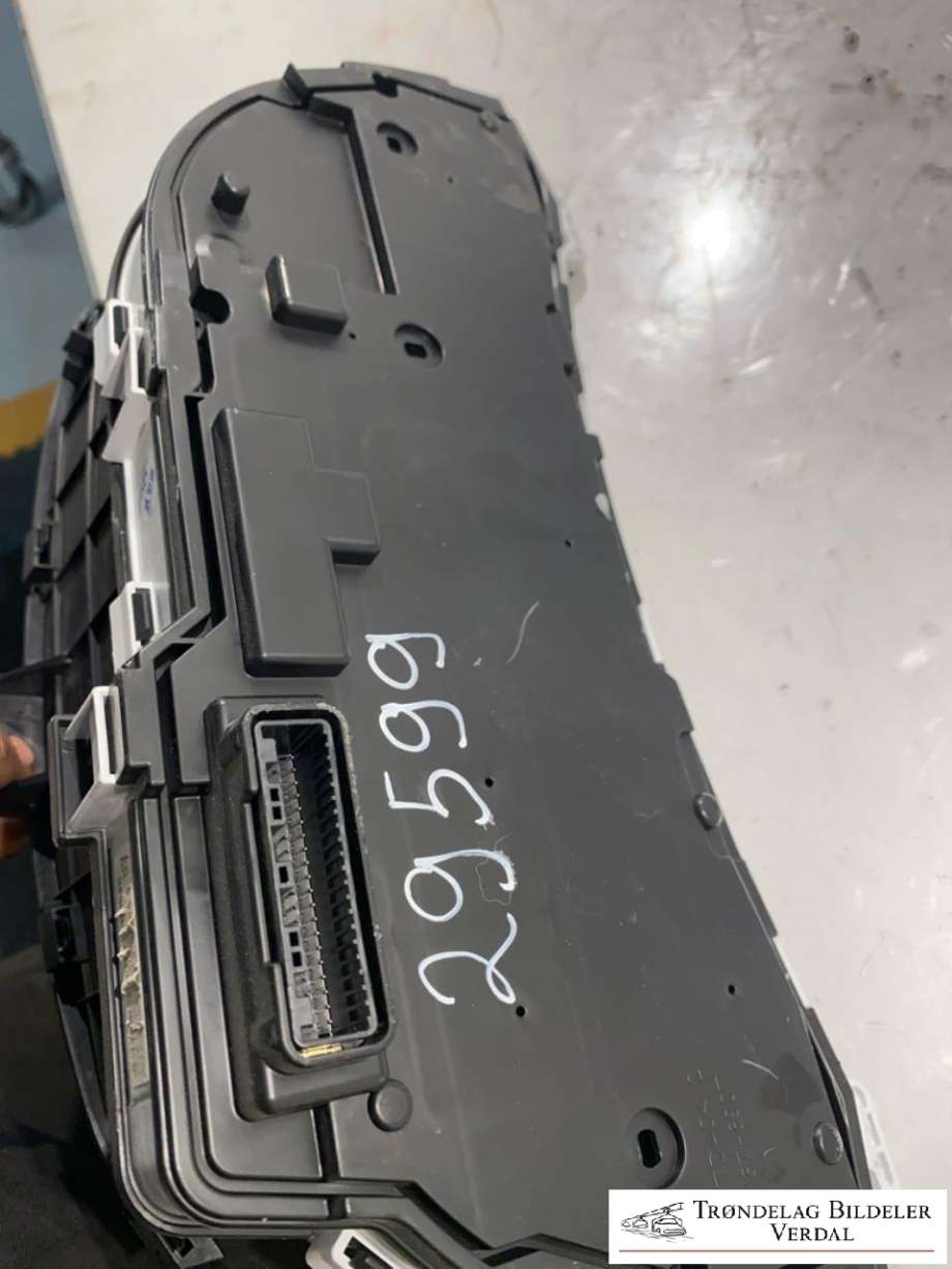 Instrumentpanel til Isuzu D-Max 2017-2020 (Type II, Fase 2)  (8983706210|)